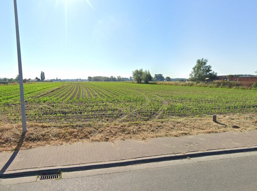 Een Perceel bouwgrond voor half open bebouwing.&lt;br /&gt;
Gelegen aan Bohemenhoek te Wichelen. &lt;br /&gt;
Kadastrale gegevens : Wichelen afd 1 sectie C  266b/